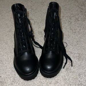 Size 5 nwt black combat boots